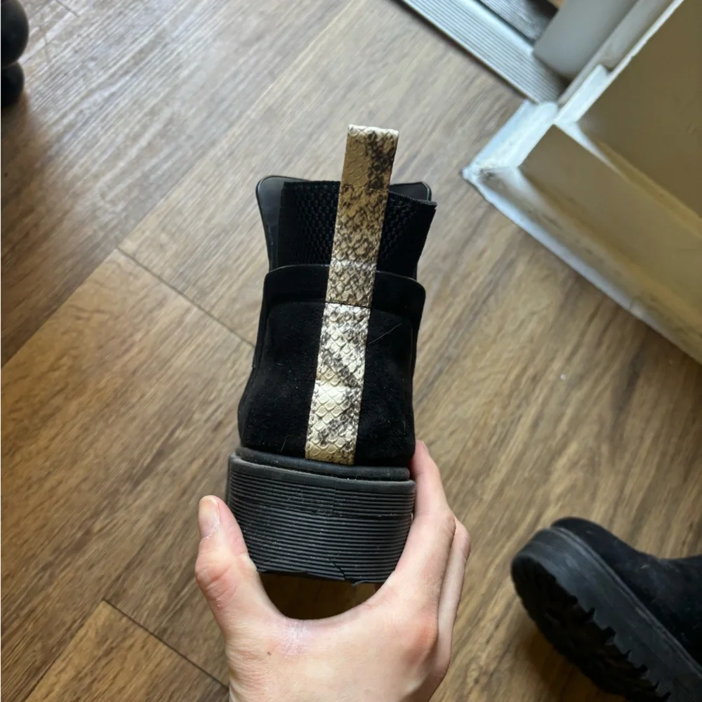 Super Cute Qupid Black Suede Ankle Boots w White Snakeskin Stripe-Size 8 - Picture 3 of 15